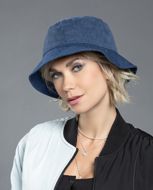 Femme portant un chapeau